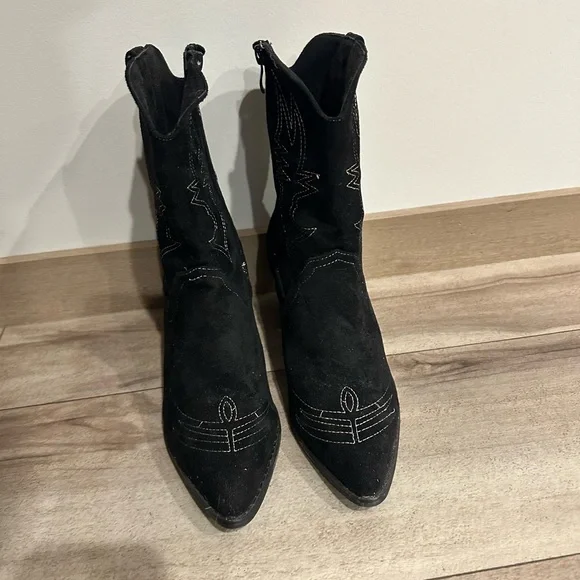 Black Heeled Western Boots - Picture 2 of 4